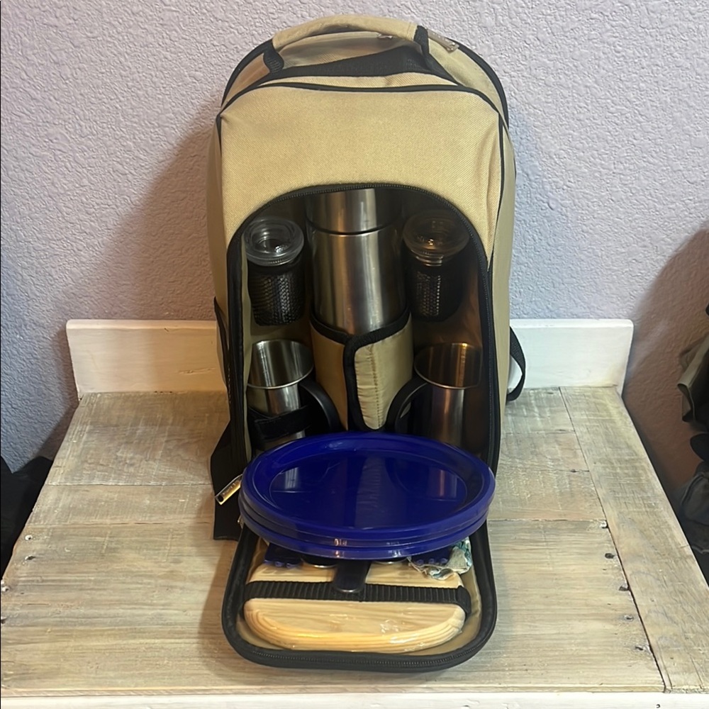 EUC Outdoor Excursions Beige Backpack with Picnic Set